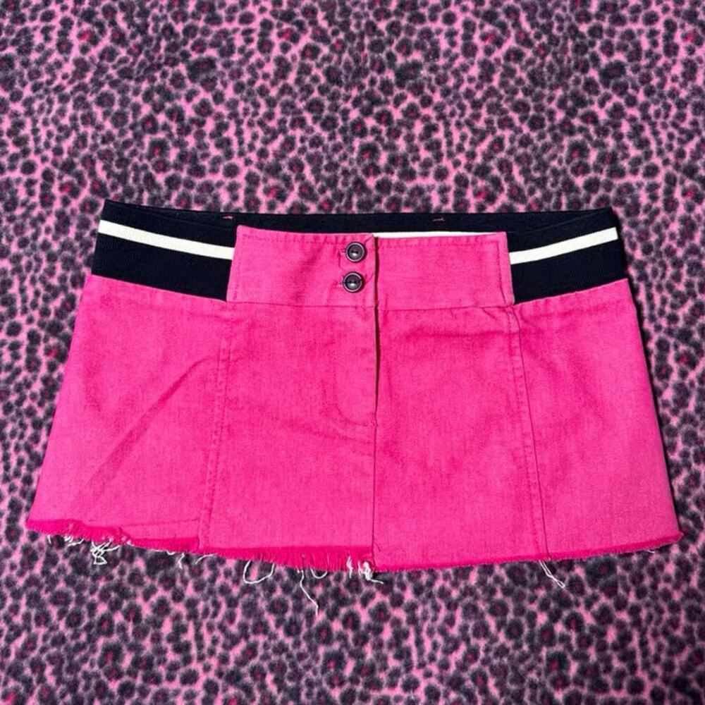 Solemio Y2K Hot Pink Low Rise Contrast Trim Raw Hem Denim Micro Mini Skirt